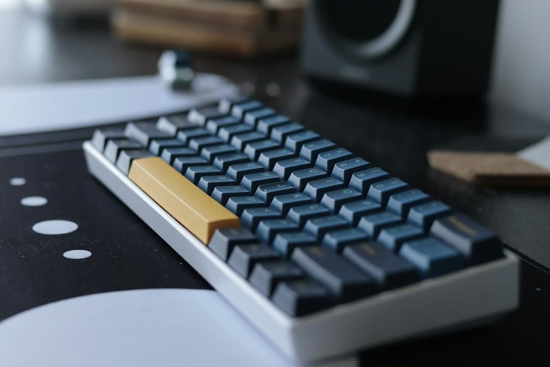 Custom Keyboards — 소재와 구조가 만드는 타건감의 차이